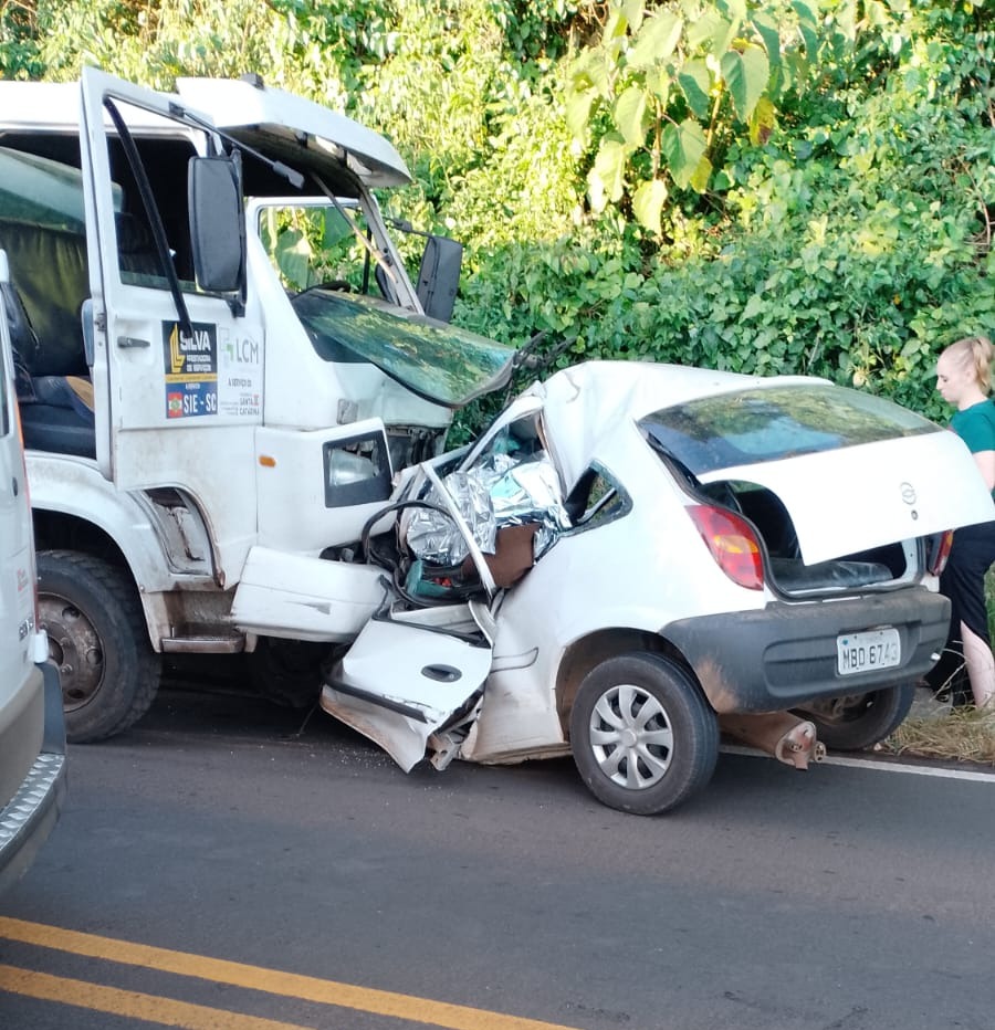 Homem morre após colisão violenta entre carro e caminhão na SC-390