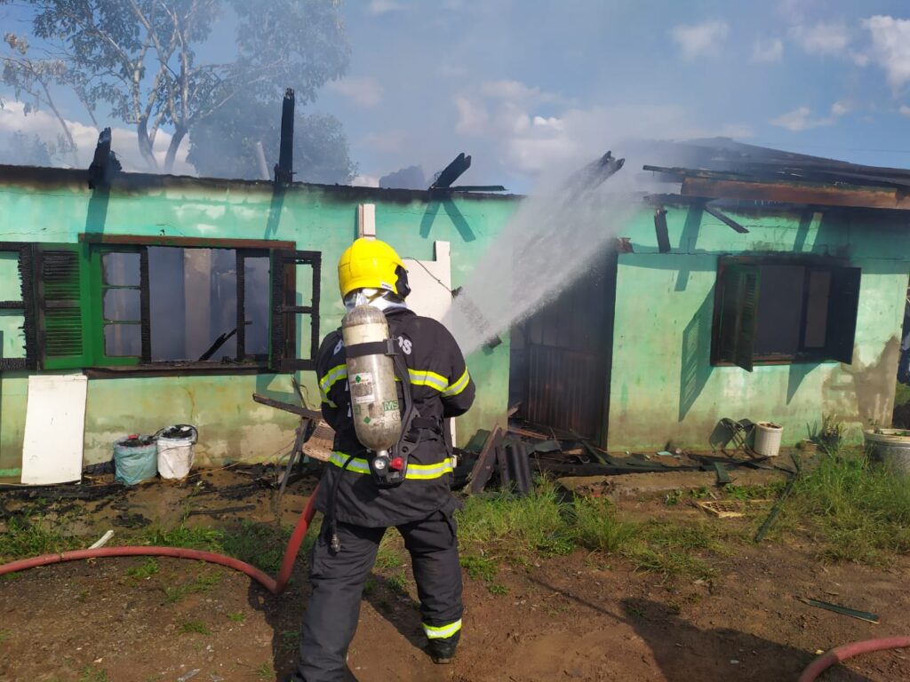 Incêndio destrói residência no interior de Água Doce neste domingo