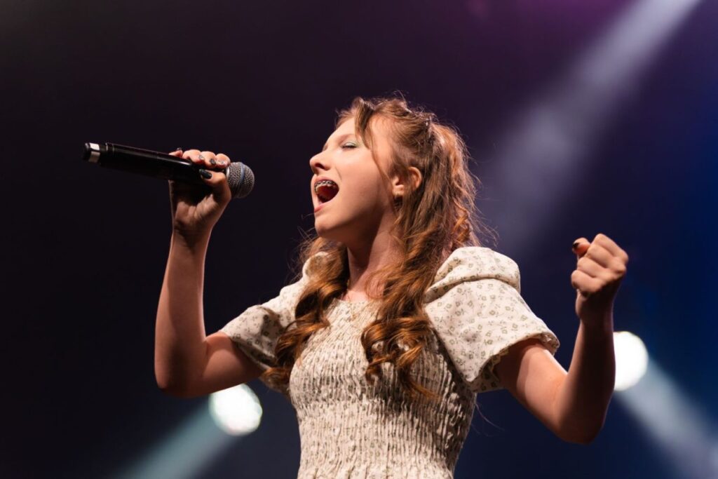 Concordisene Gabrielly Scotton vence o Santa Catarina Canta em Florianópolis com transmissão ao vivo da TV Concórdia