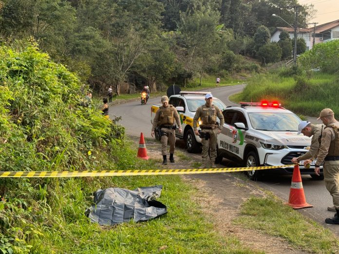 Dupla absolvida do crime de homicídio qualificado em julgamento popular