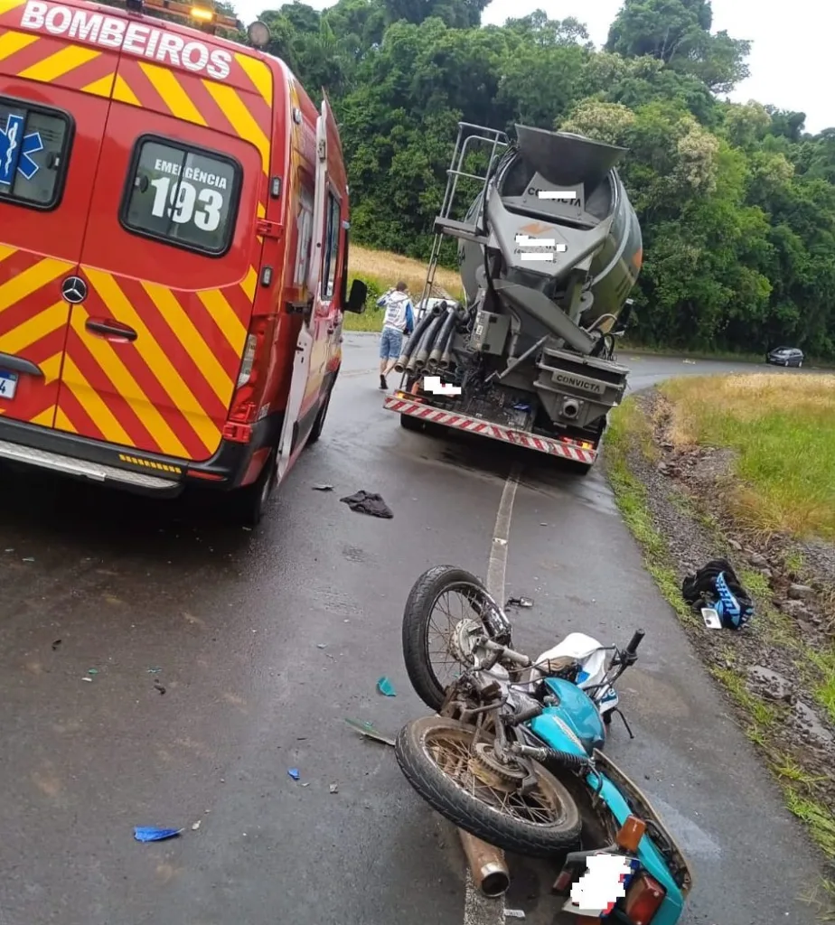Acidente entre moto e caminhão deixa homem gravemente ferido