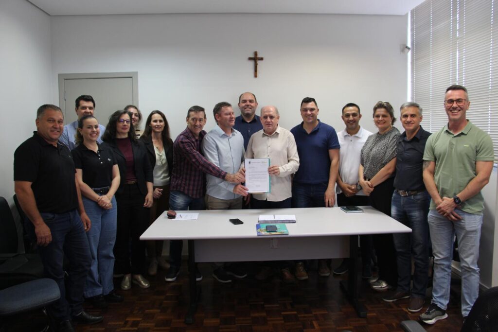 Vereadores recebem, das mãos do prefeito Massocco, projeto do orçamento de 2026