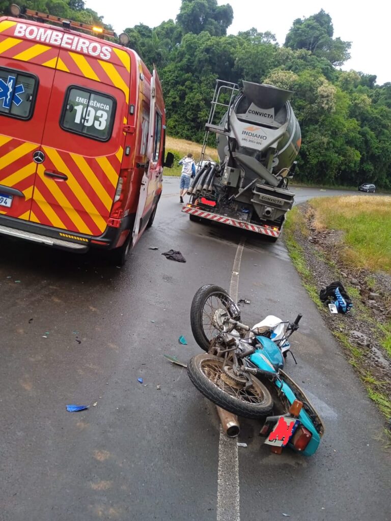 Jovem fica gravemente ferido em acidente entre moto e caminhão em Piratuba