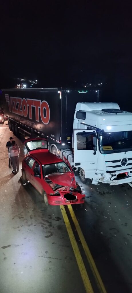 Caminhão de Concórdia envolvido em colisão na BR-282 em Ponte Serrada