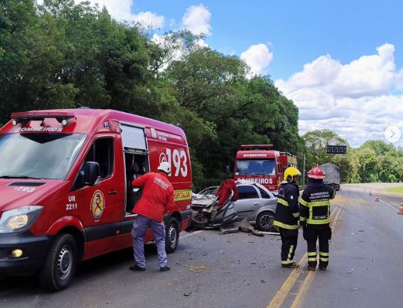 Condutor de carro morre após bater em caminhão na BR-153 em Irani