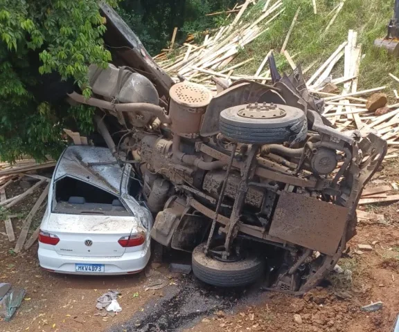 Duas mortes confirmadas em tombamento de caminhão no acesso a Arvoredo