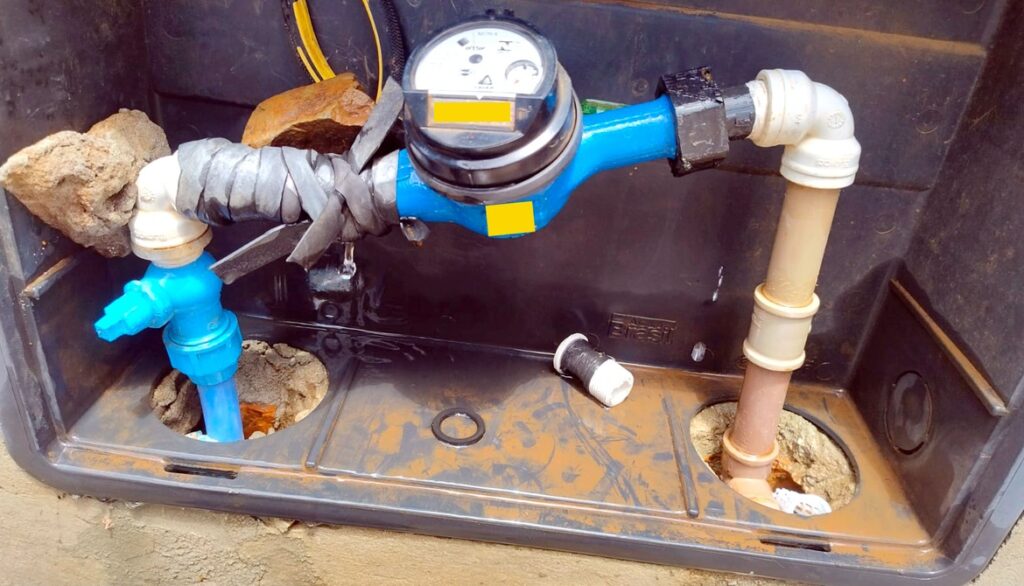 Furto de água em Concórdia: ligação clandestina é flagrada em imóvel no Parque de Exposições