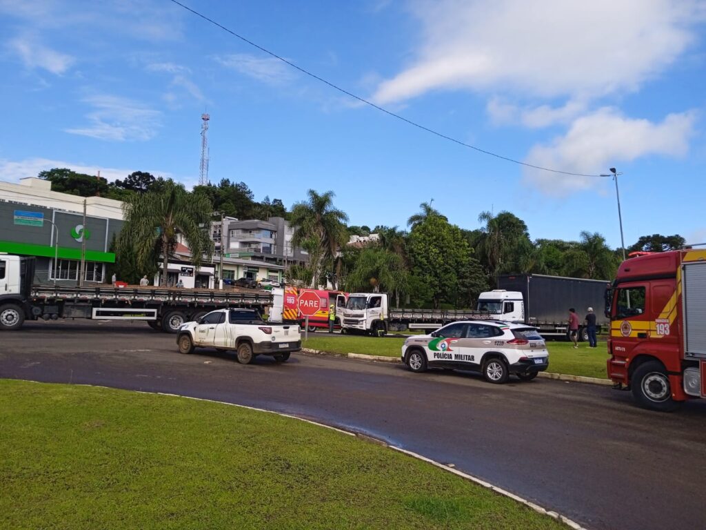Bombeiros atendem ocorrência de engavetamento na BR-282 em Vargem Bonita