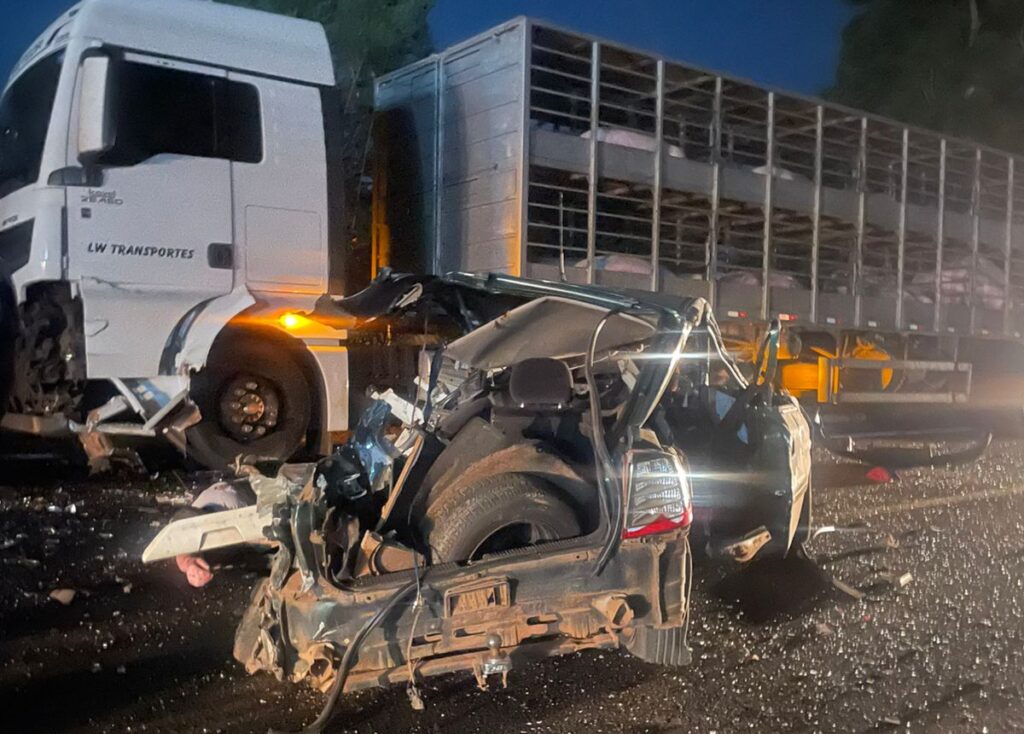Colisão violenta deixa duas pessoas feridas e carro destruído na BR-153