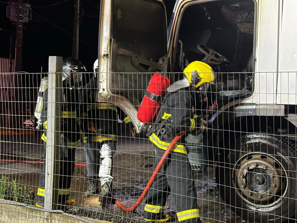 Bombeiros acionados para conter fogo em cabine de caminhão no Contorno Norte