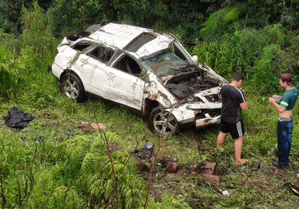 Jovens ficam feridas após capotamento de veículo na região de Ponte Serrada