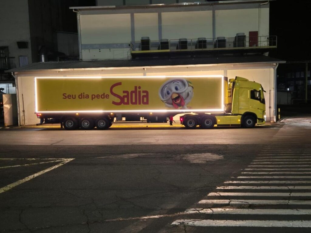 Magia Natalina: Carreta encantada Sadia percorre bairros de Concórdia com distribuição de brinquedos