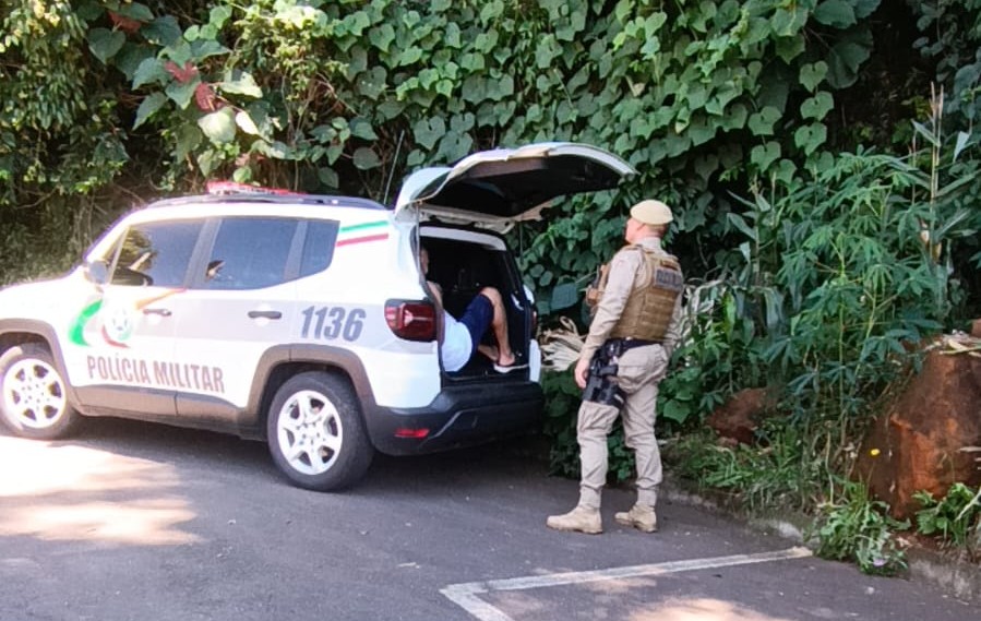 Ladrão furta carro, colide veículo e acaba preso em Concórdia