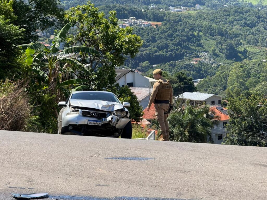 Colisão entre dois veículos no bairro cinquentenário