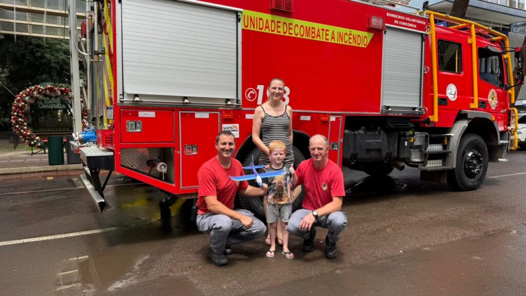 Bombeiro voluntário transforma resgate de brinquedo em gesto de solidariedade na Rua Coberta