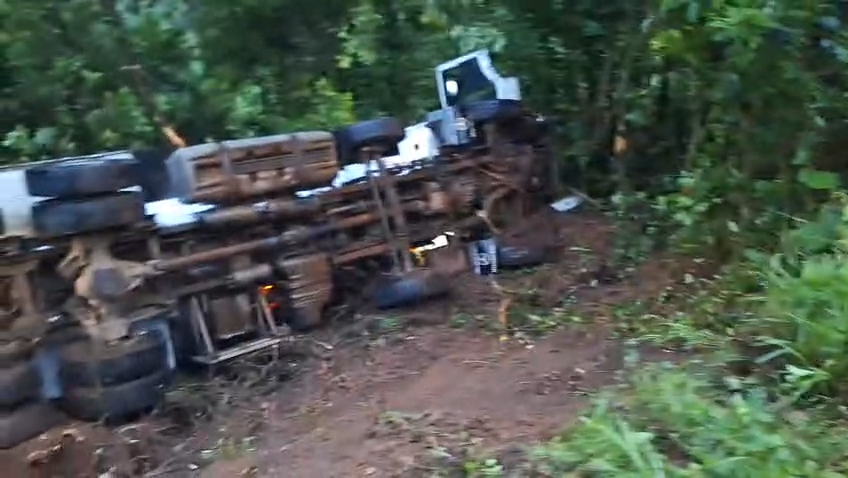 Caminhão carregado com ração sai da pista e capota na SC-155, em Seara