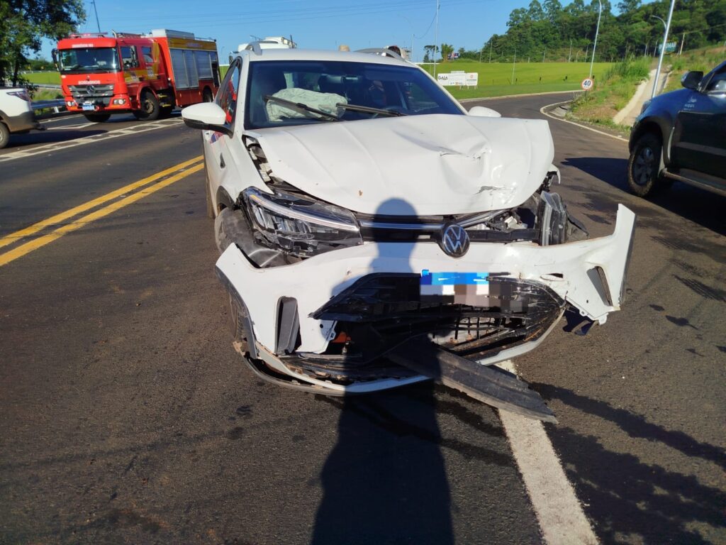 Acidente entre Fiat Strada e VW Nivus deixa três feridos na BR-282 em Maravilha