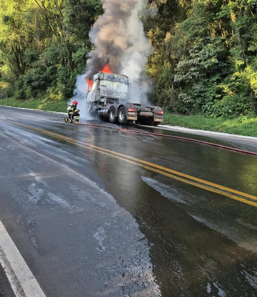Cavalo mecânico sofre perda total após pegar fogo na BR-153
