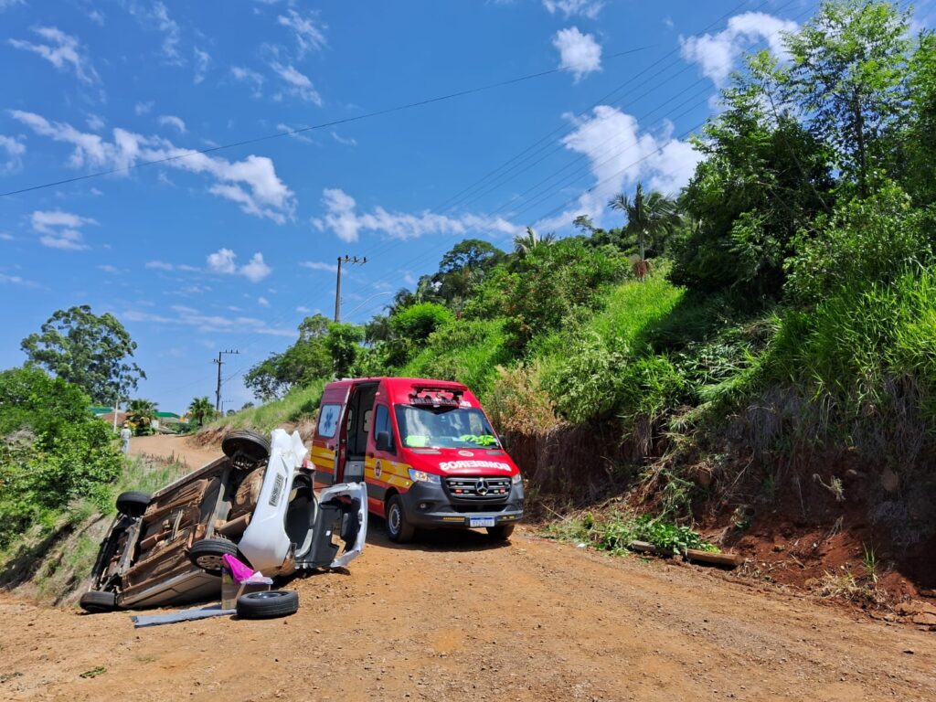 Duas pessoas feridas após veículo capotar no município de Itá