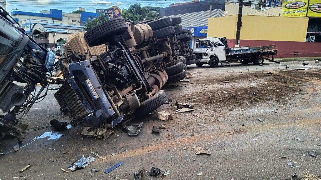 Caminhão desgovernado atinge sete carros em Chapecó; quatro vítimas ficaram presas às ferragens
