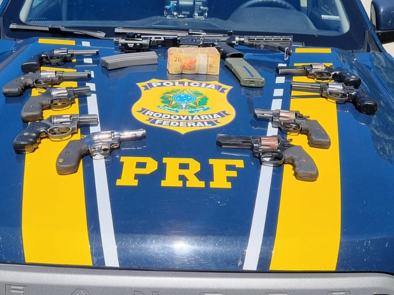 PRF apreende fuzil com mira holográfica e 9 revólveres