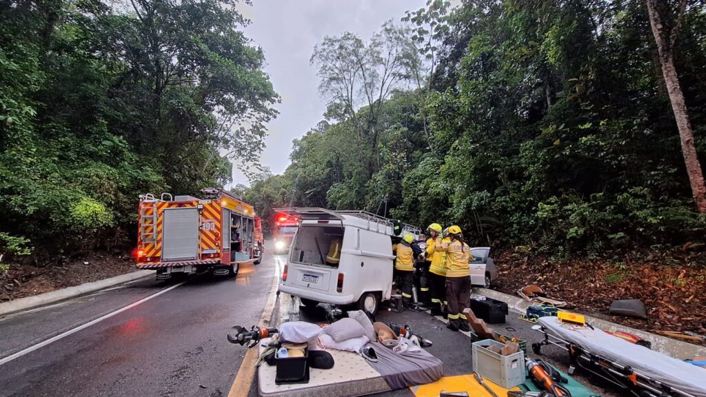 Tragédia na BR-282: Colisão entre Siena e Kombi deixa um morto e três feridos graves