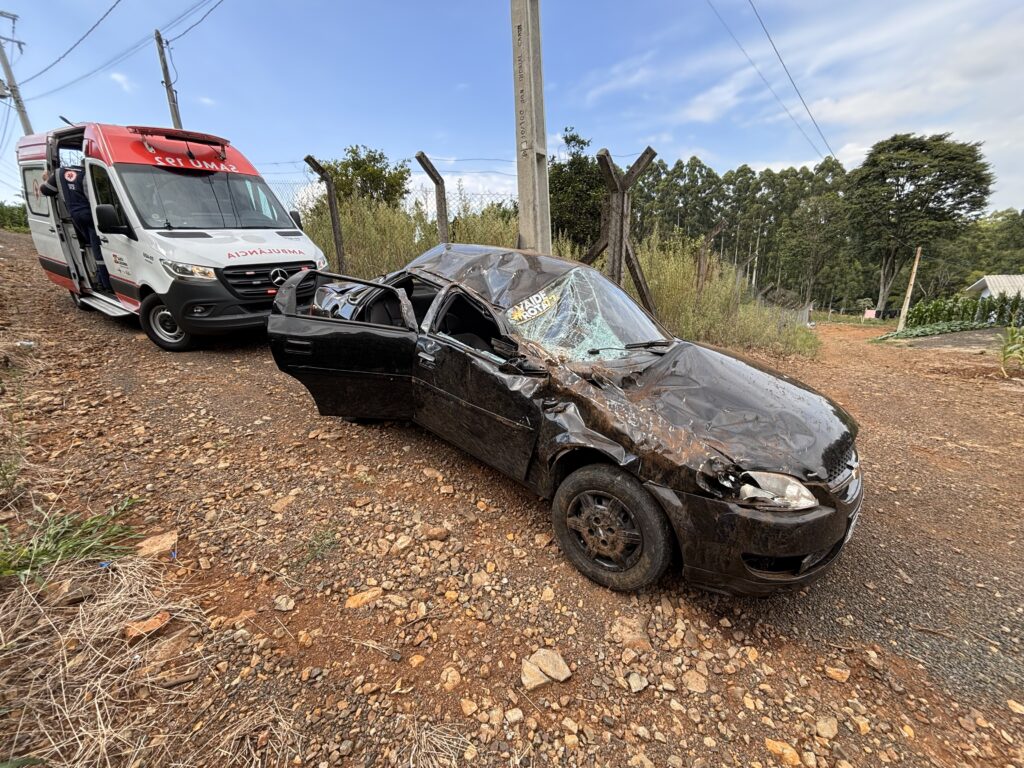 Dois feridos em colisão de carro e moto seguida de queda em ribanceira