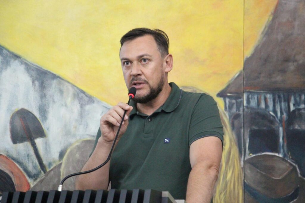 Vereador André Holdefer propõe novo padrão de placas de ruas com CEP e QR Code em Concórdia