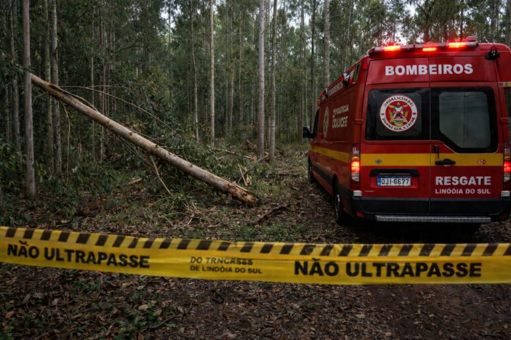 Trabalhador morre atingido por árvore no interior de Lindóia do Sul