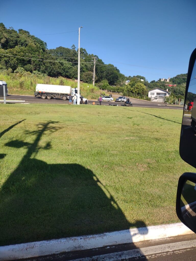 Motociclista ferido após colisão com veículo na BR-153 em Concórdia