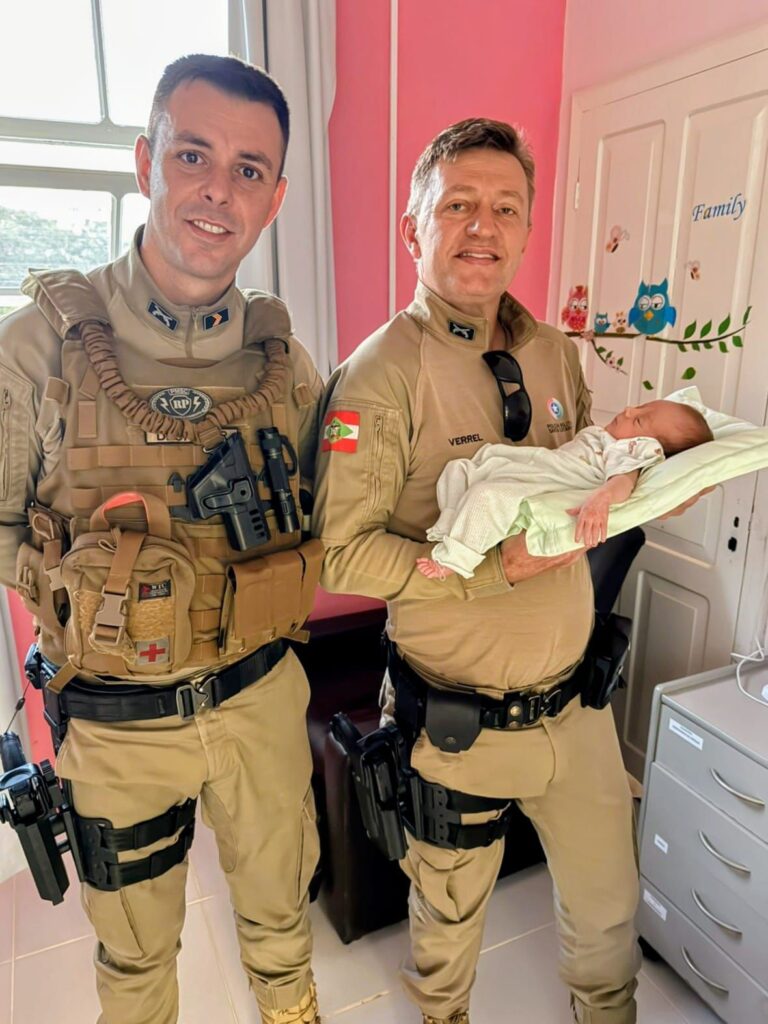 Policiais militares salvam bebê de 8 dias de vida engasgado com leite materno