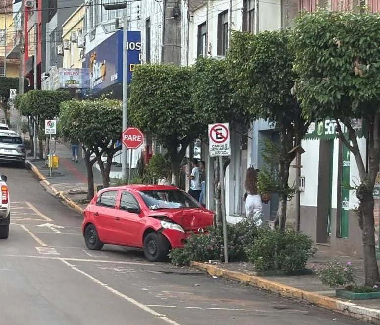 Colisão de carro em árvore deixa feridos na área central do município de Seara