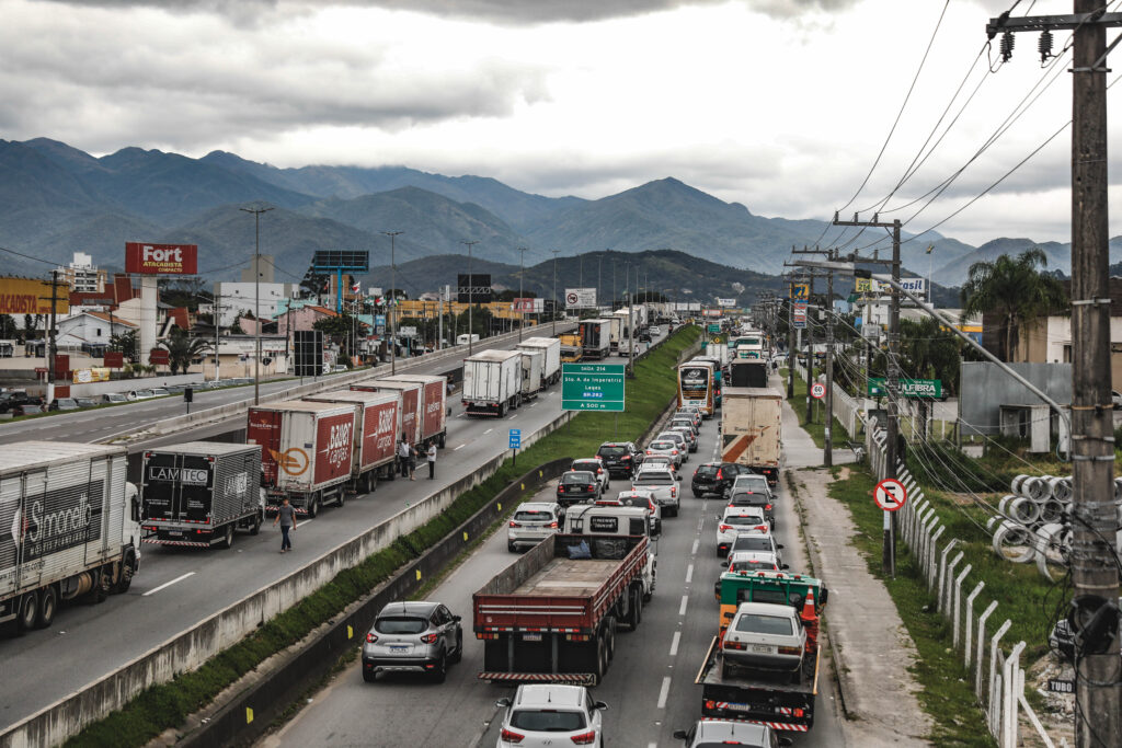 Justiça proíbe bloqueio de rodovias e acessos a portos no Litoral Norte