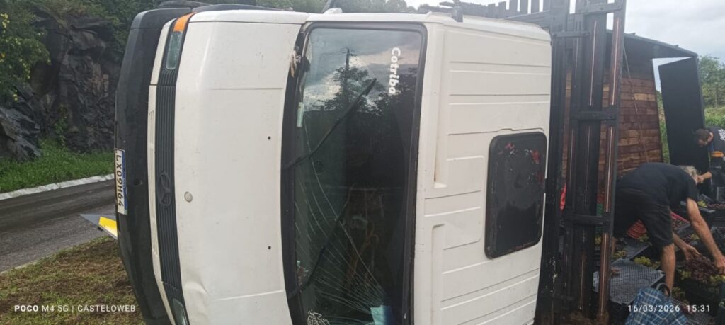 Caminhão comc arga de uva tomba na SC-355 em Catelhando, interior de Jaborá