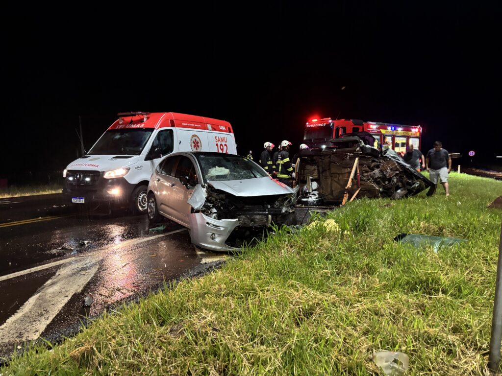 Colisão violenta deixa feridos na BR-153, no trevo de acesso a Peritiba