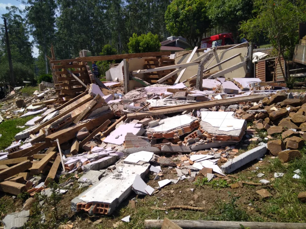 Homem de 50 anos morre após queda de laje de concreto em Quilombo