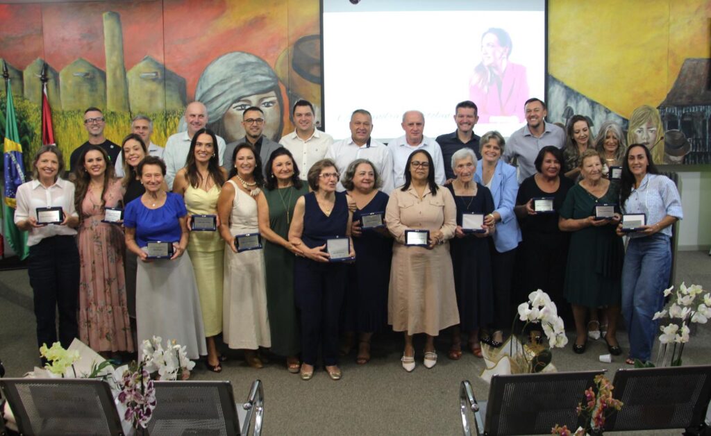 Com casa cheia e emoção, Câmara de Vereadores realiza entrega do Título Mulher 2026
