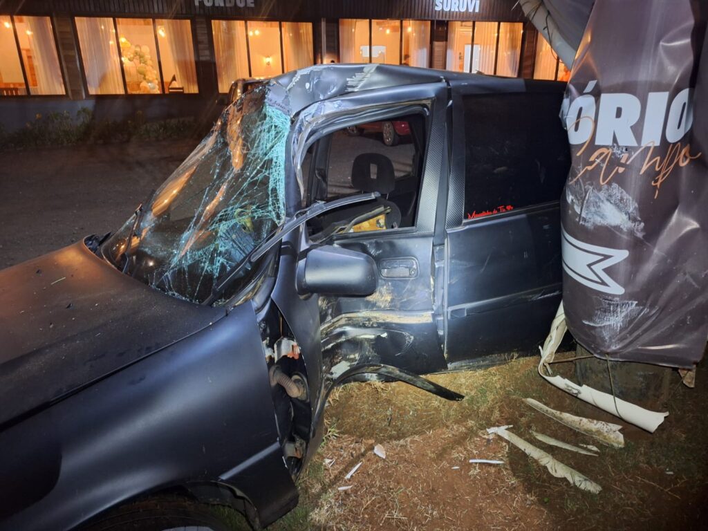 Colisão entre carros de Concórdia deixa motorista ferido na BR-153