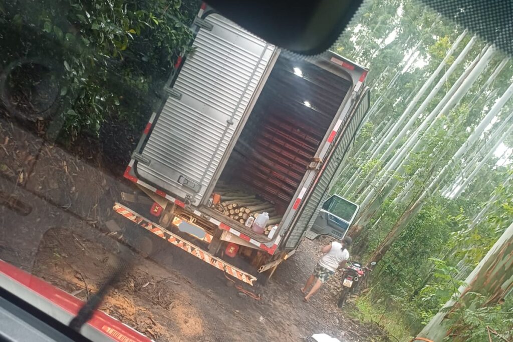 Homem é salvo após ficar mais de cinco horas preso em baixo de caminhão