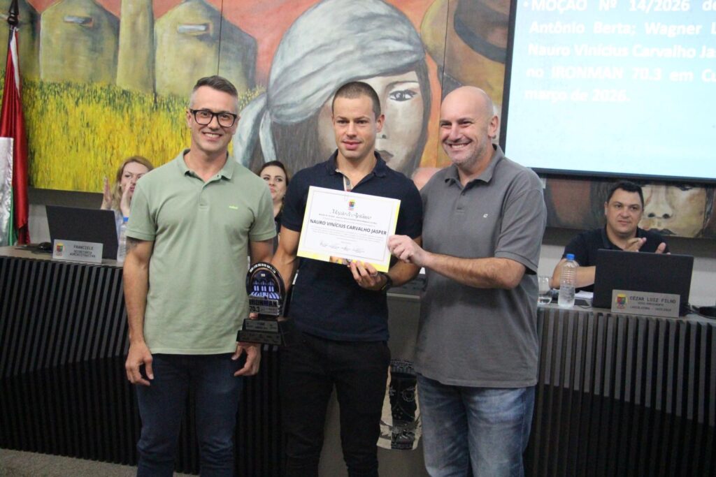 Câmara homenageia atleta Vini Jasper por conquista no IRONMAN 70.3