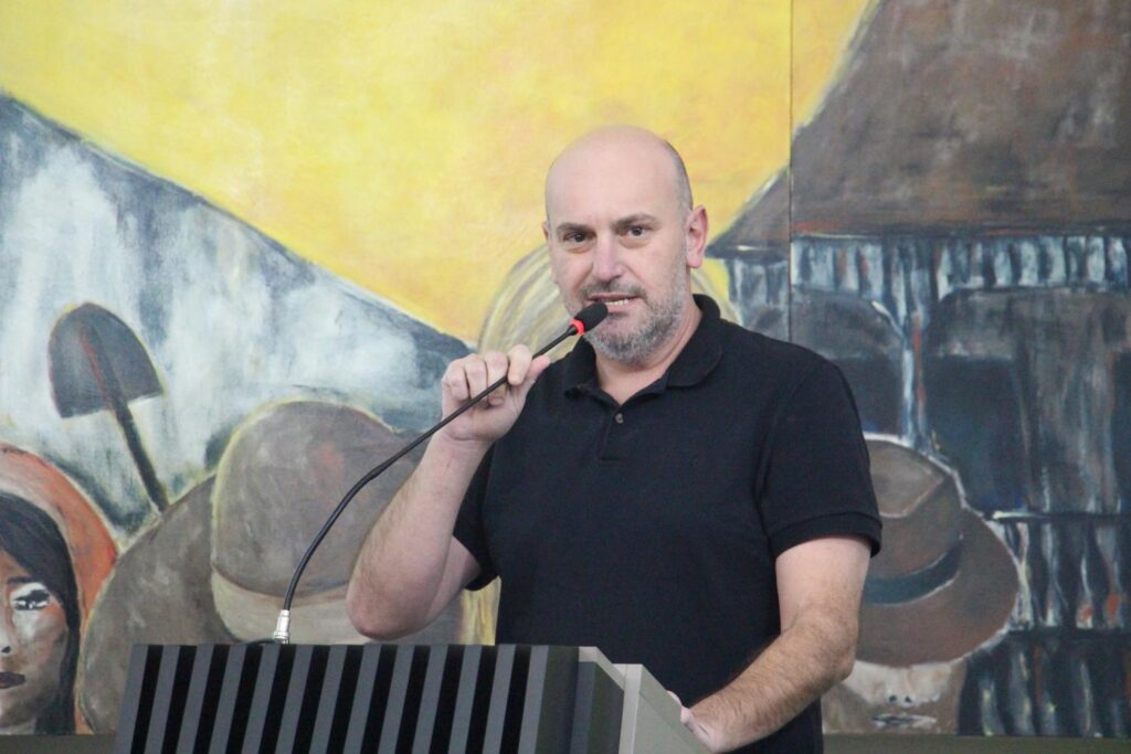 Vereador Berta questiona avanço de calçadas sobre vias e impacto no trânsito em Concórdia