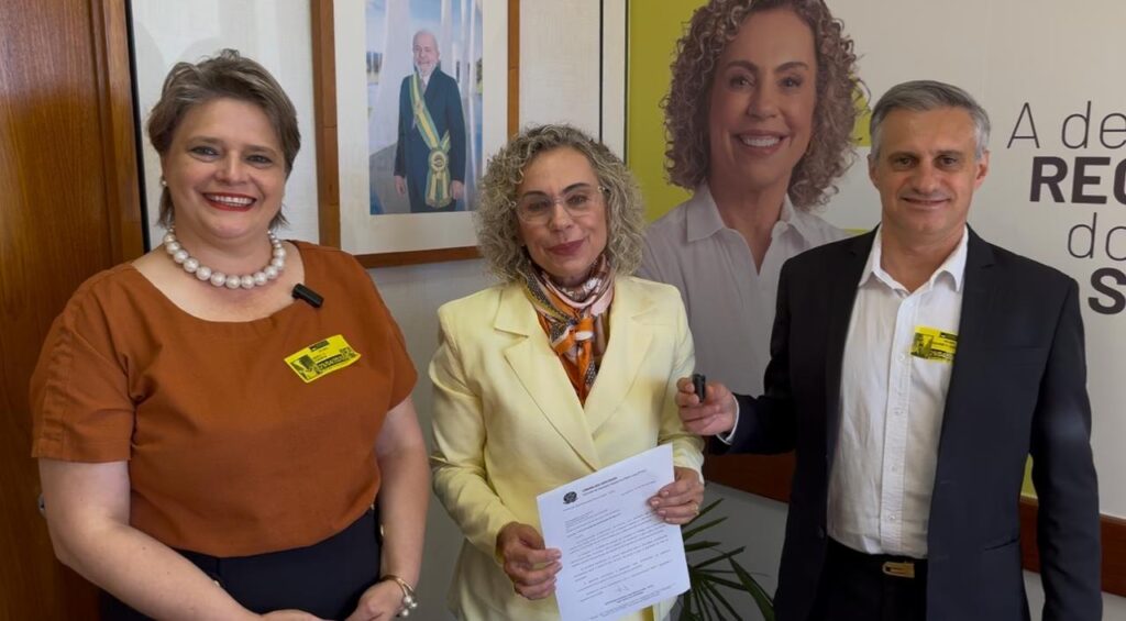 Vereadores Ingrid e Pegoraro garantem micro-ônibus para transporte de pacientes