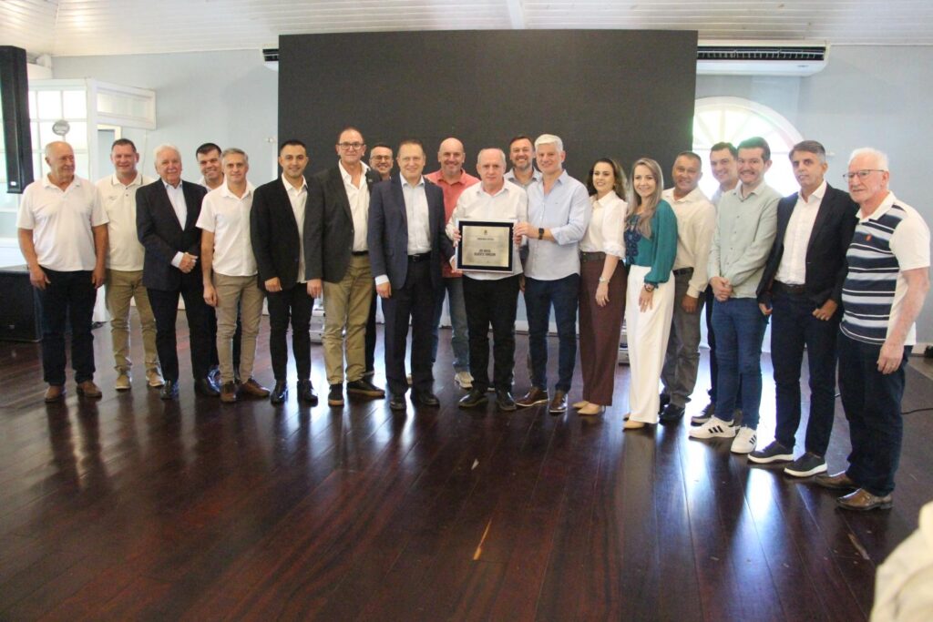 Câmara de Concórdia homenageia Gilberto Tomazoni e JBS e destaca ações sociais durante a pandemia