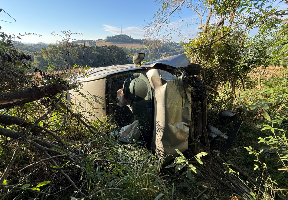 Saída de pista seguida de colisão em árvore deixa uma vítima ferida em Concórdia