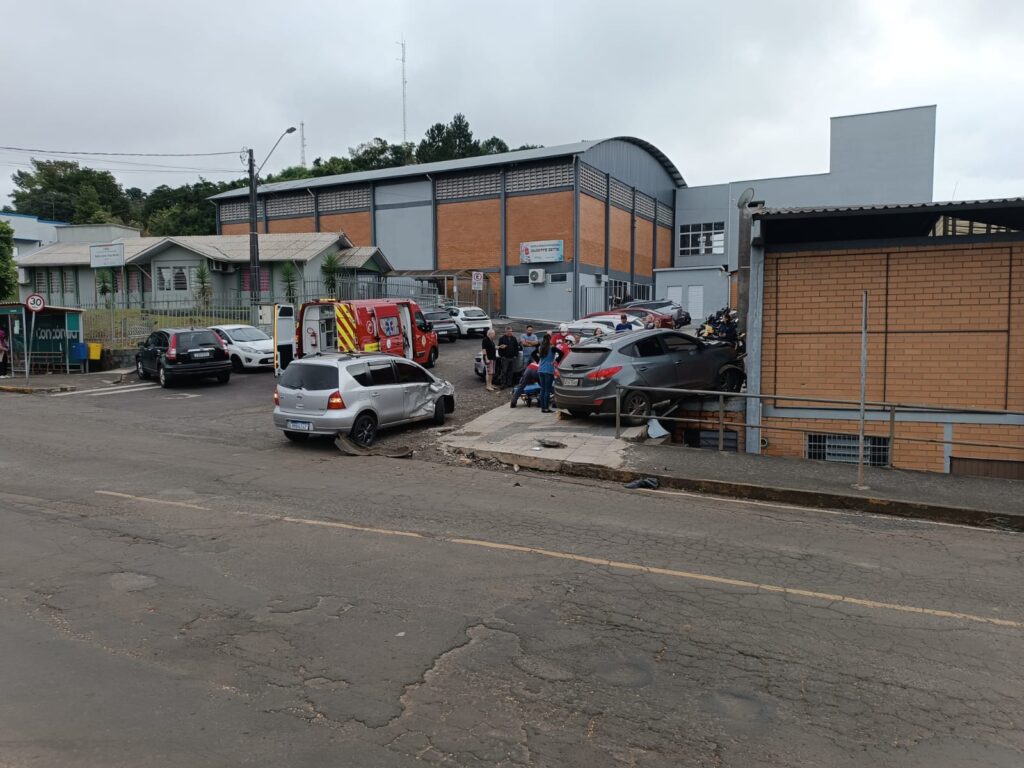 Colisão entre veículos mobiliza o Bombeiros Voluntários no Guilherme Reich