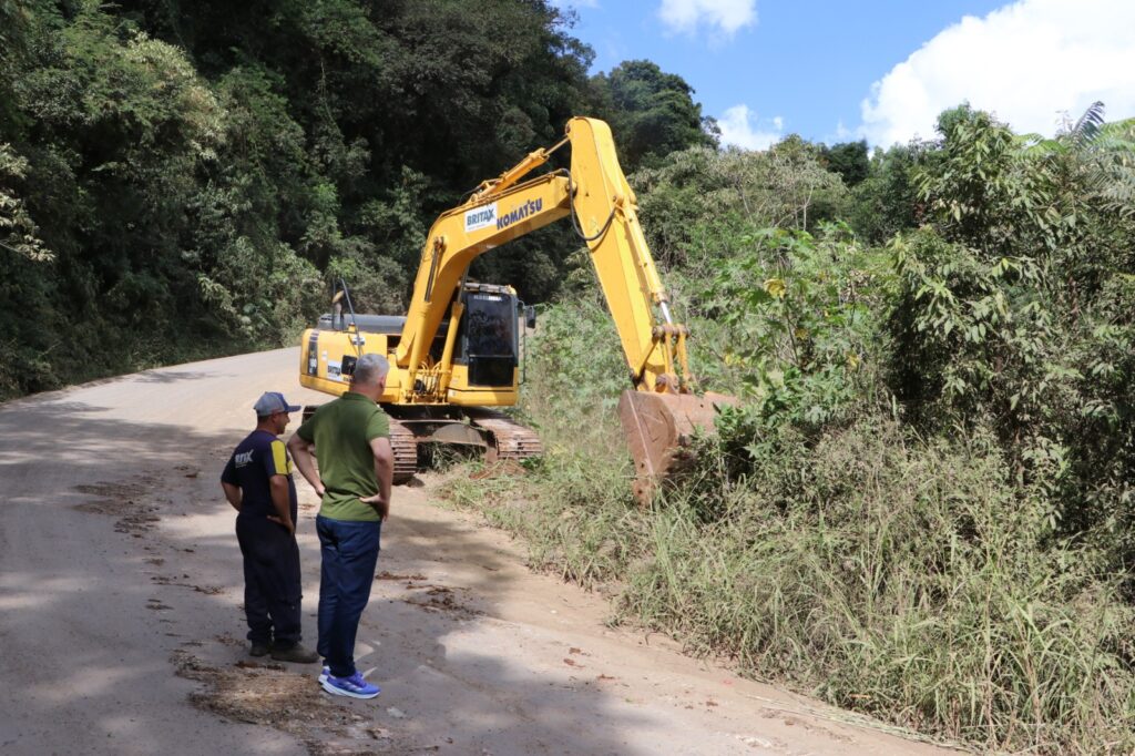 Britax inicia pavimentação da Rua Rosa Chiossi um dia após ordem de serviço