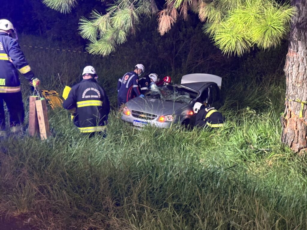 Saída de pista deixa pessoas feridas na BR-153 em Concórdia – VEJA AS FOTOS