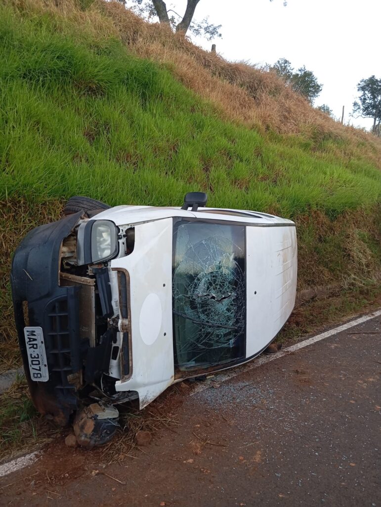 Capotamento é registrado na SC-154 e mobiliza Corpo de Bombeiros em Itá