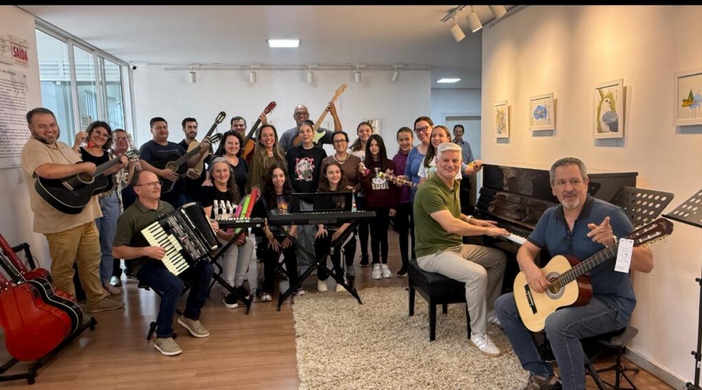 Oficinas artísticas recebem novos instrumentos musicais