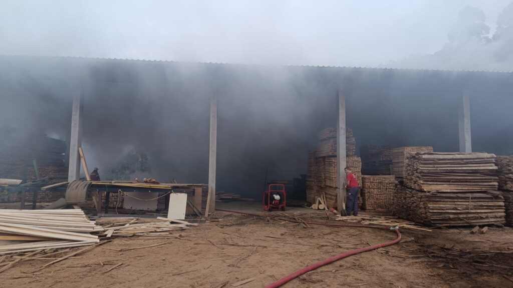 Incêndio atinge madeireira no interior de Concórdia